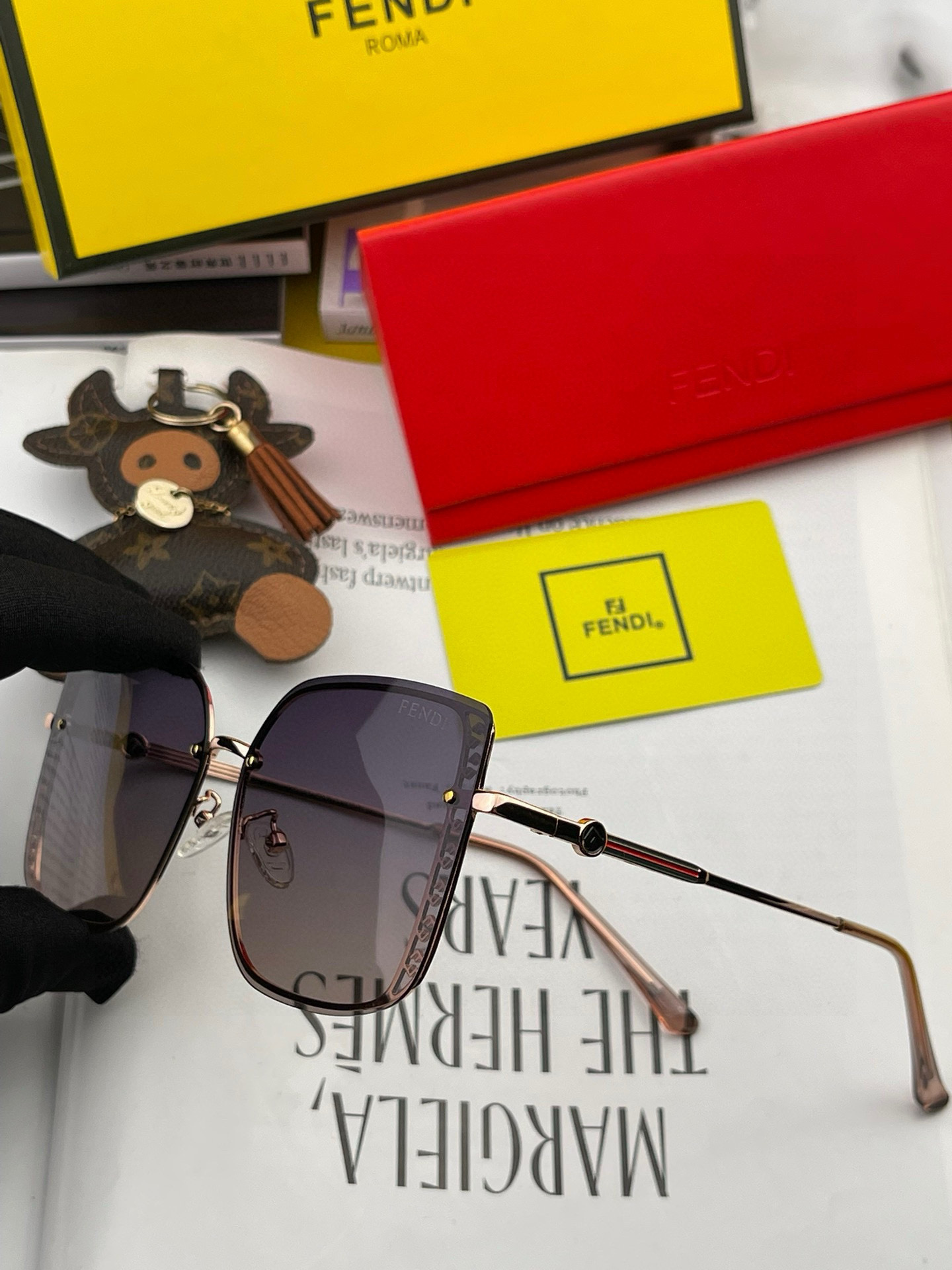 🔺 【芬迪】2025开春新款 潮流爆款 时尚方框偏光太阳镜 高品质 佩戴舒适 网红潮款墨镜 女士高清偏光