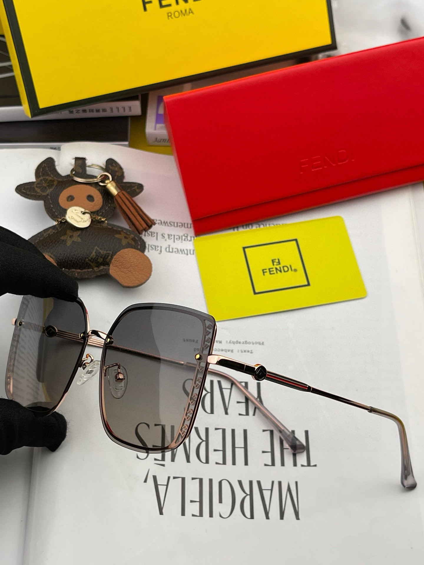 🔺 【芬迪】2025开春新款 潮流爆款 时尚方框偏光太阳镜 高品质 佩戴舒适 网红潮款墨镜 女士高清偏光