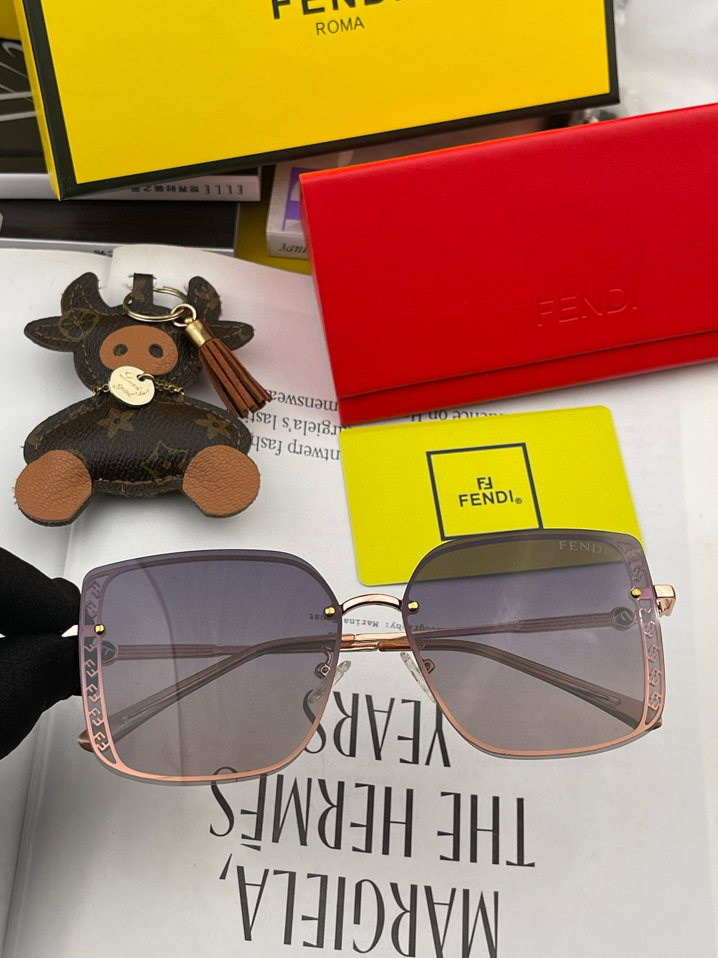 🔺 【芬迪】2025开春新款 潮流爆款 时尚方框偏光太阳镜 高品质 佩戴舒适 网红潮款墨镜 女士高清偏光