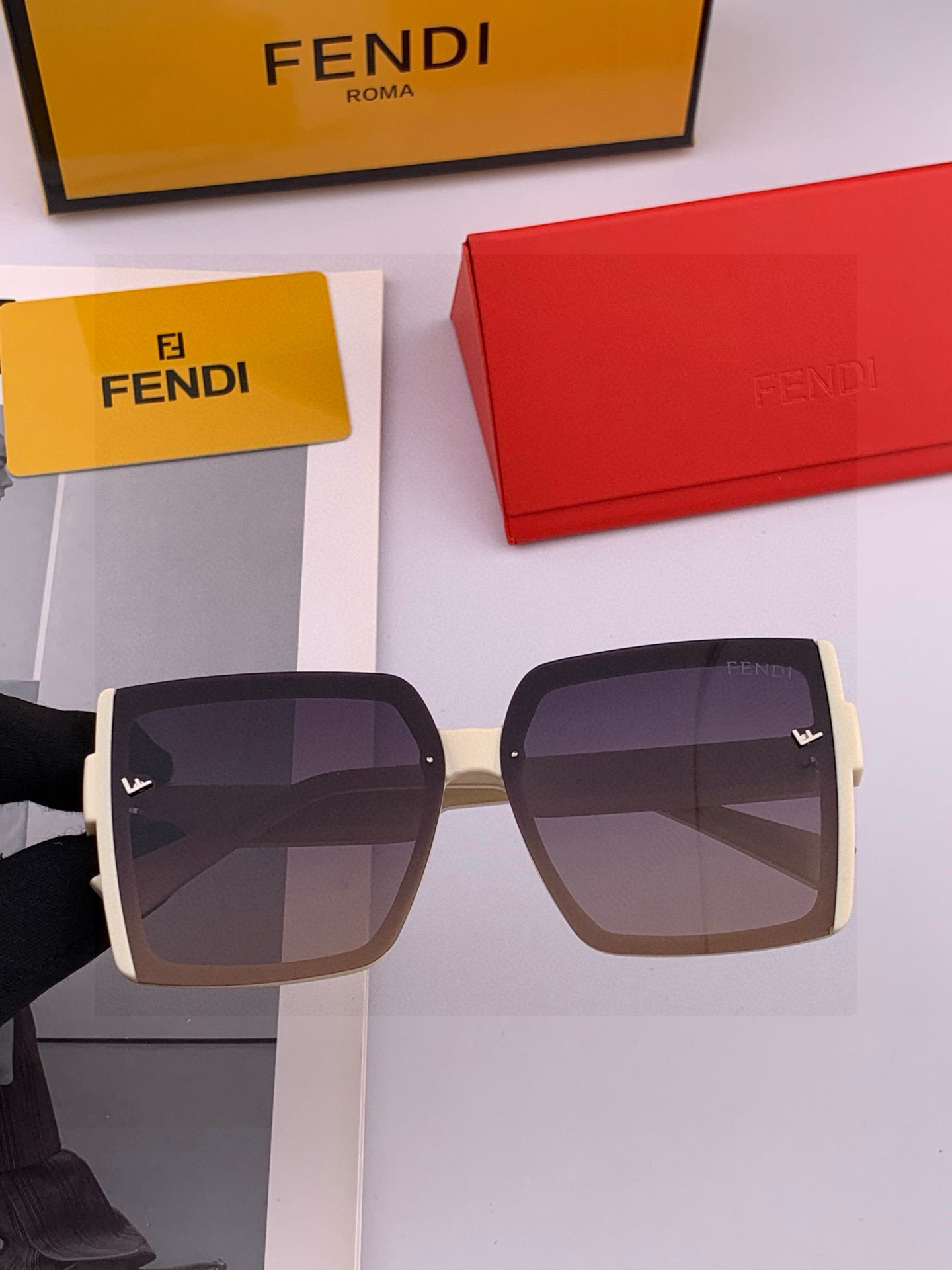 🔺 【芬迪】2025开春新款 潮流爆款 时尚方框偏光太阳镜 高品质 佩戴舒适 网红潮款墨镜 女士高清偏光