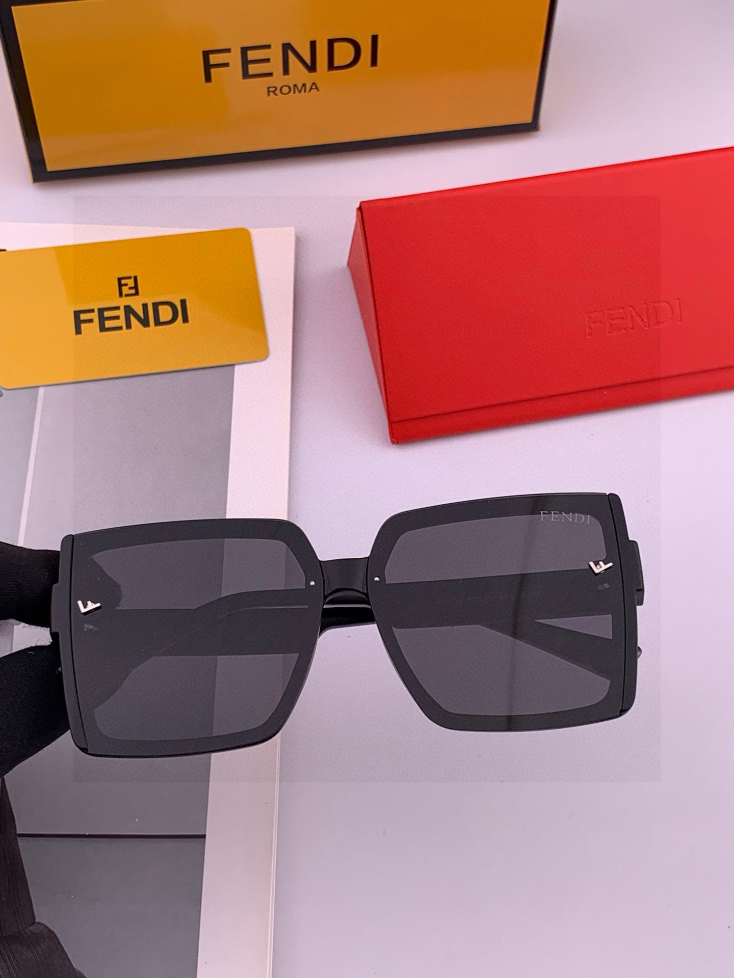🔺 【芬迪】2025开春新款 潮流爆款 时尚方框偏光太阳镜 高品质 佩戴舒适 网红潮款墨镜 女士高清偏光