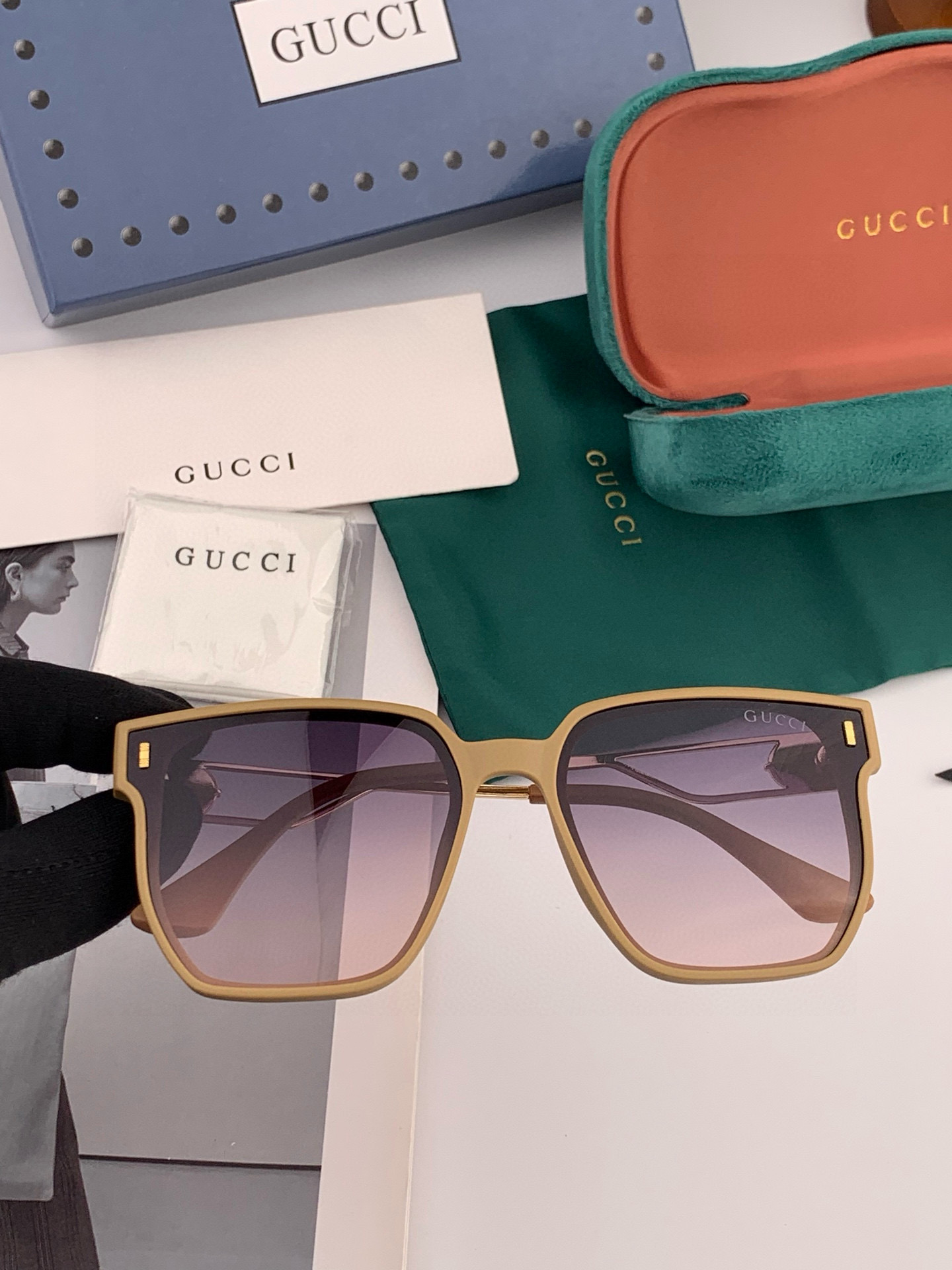 Gucci 经典的方框设计，不挑脸型，无论搭配大衣还是连衣裙都非常显气质尼龙偏光镜片预防紫外线 型号：G