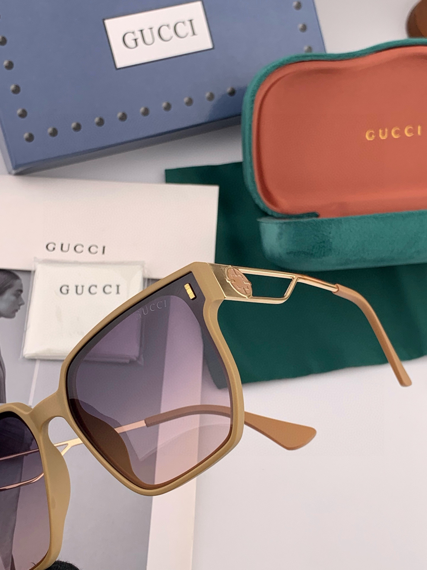 Gucci 经典的方框设计，不挑脸型，无论搭配大衣还是连衣裙都非常显气质尼龙偏光镜片预防紫外线 型号：G