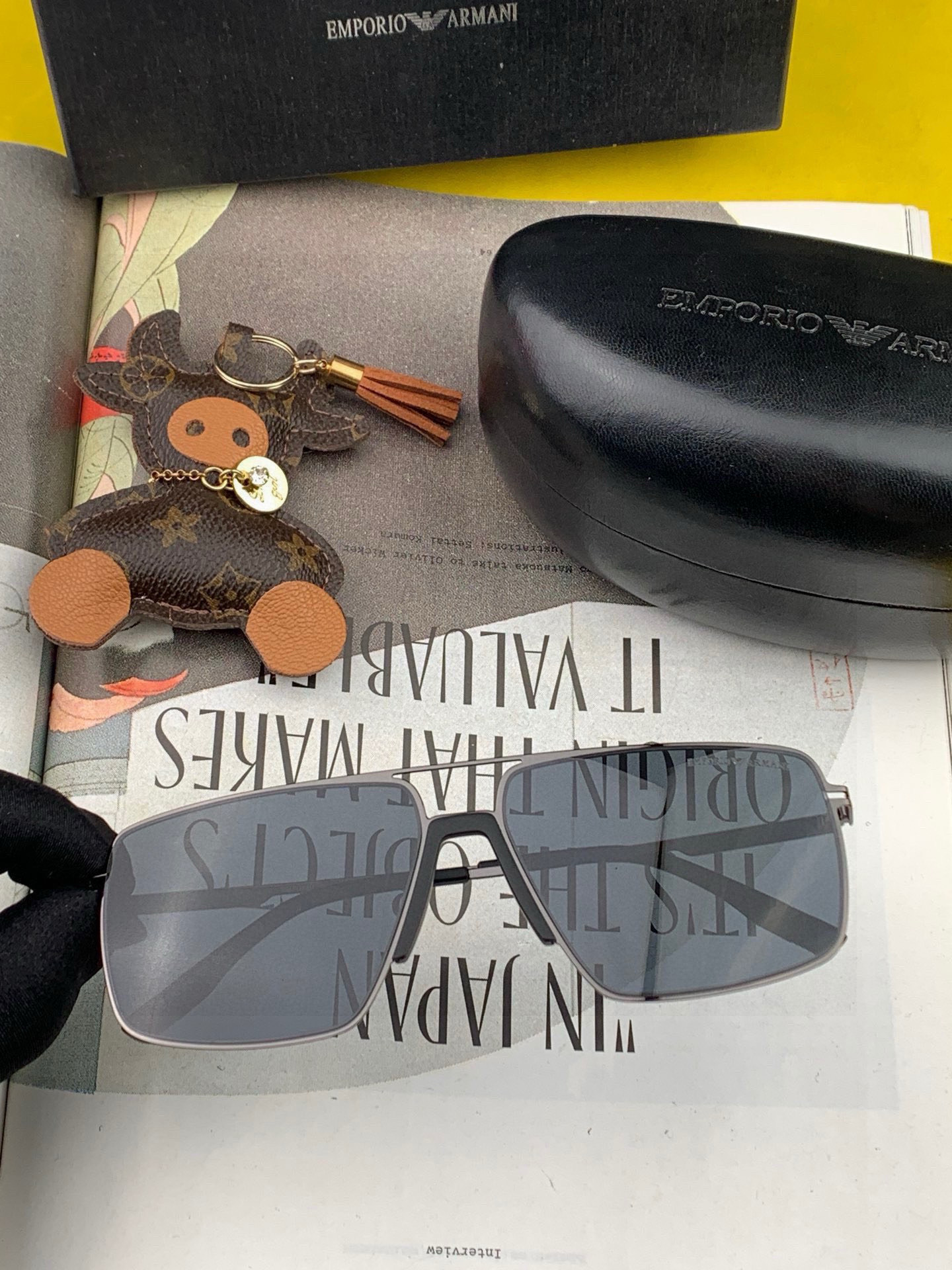 阿玛尼男款炫彩飞行员偏光太阳镜 ❤️材质：高清尼龙加厚卡槽高清偏光镜片 🌹无边框镜架💕颜👍型号：A823