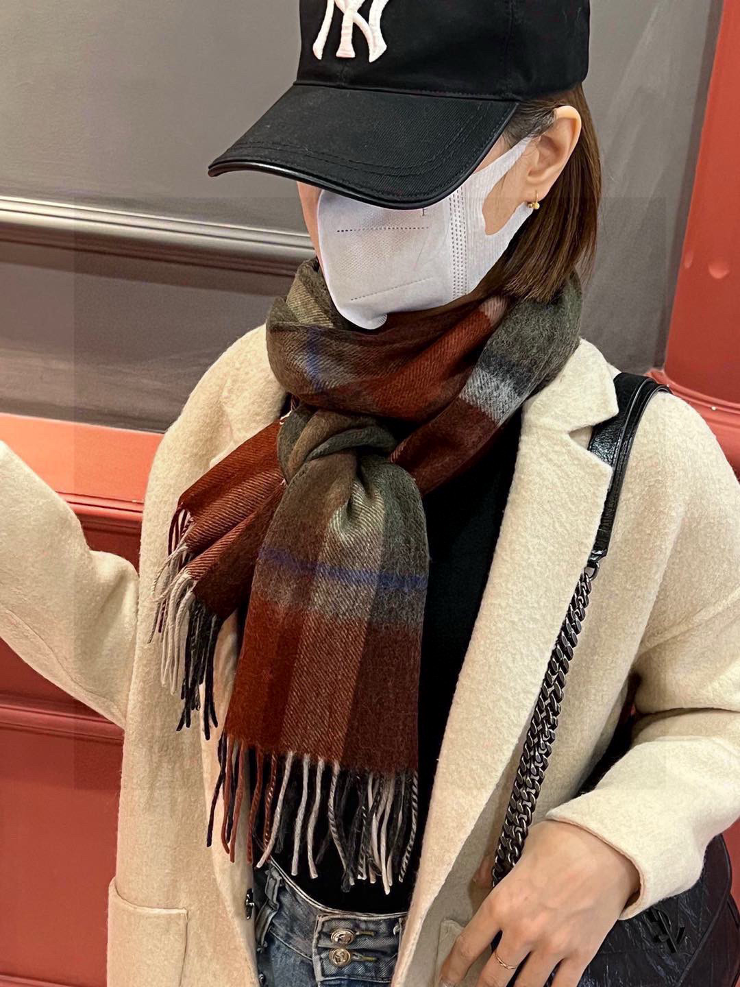 新款巴宝莉大方格子最新款💥 100%顶极羊羔绒材质🔥非常保暖👑 柔软亲肤，不扎脖😍经典巴宝莉格纹设计，加