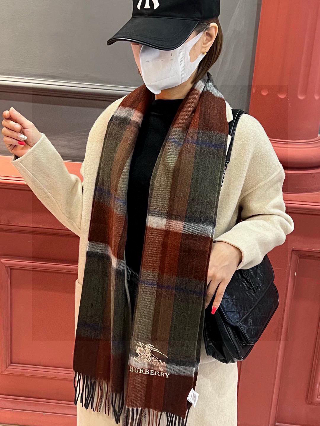 新款巴宝莉大方格子最新款💥 100%顶极羊羔绒材质🔥非常保暖👑 柔软亲肤，不扎脖😍经典巴宝莉格纹设计，加