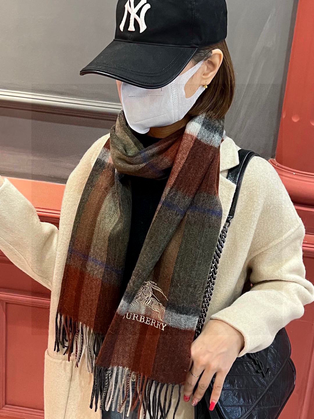 新款巴宝莉大方格子最新款💥 100%顶极羊羔绒材质🔥非常保暖👑 柔软亲肤，不扎脖😍经典巴宝莉格纹设计，加