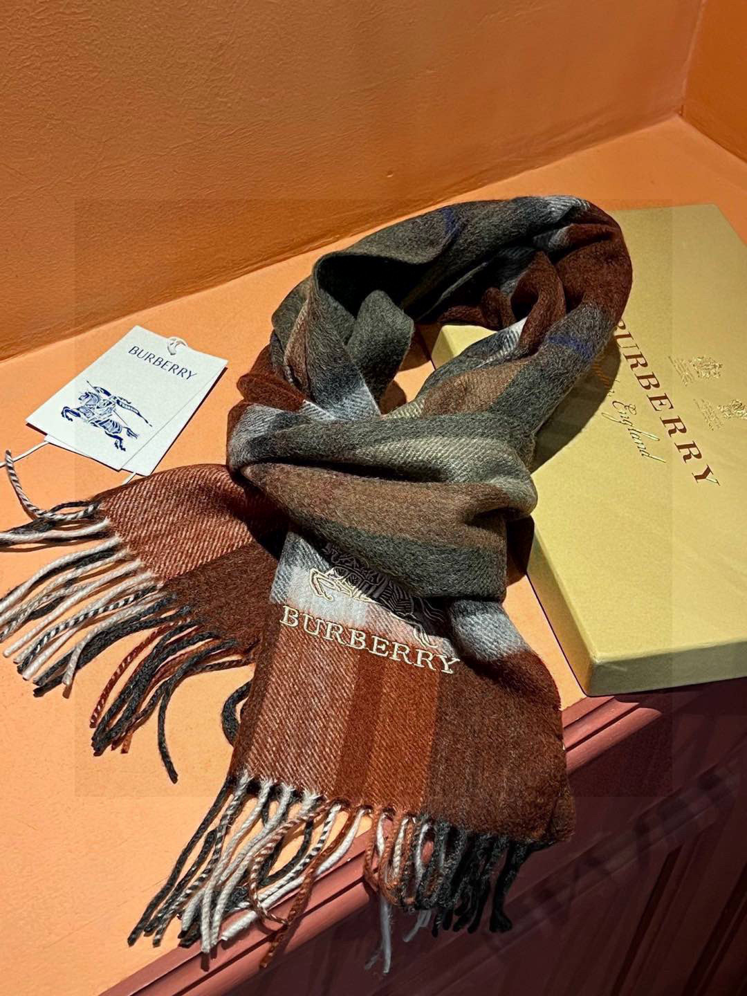 新款巴宝莉大方格子最新款💥 100%顶极羊羔绒材质🔥非常保暖👑 柔软亲肤，不扎脖😍经典巴宝莉格纹设计，加