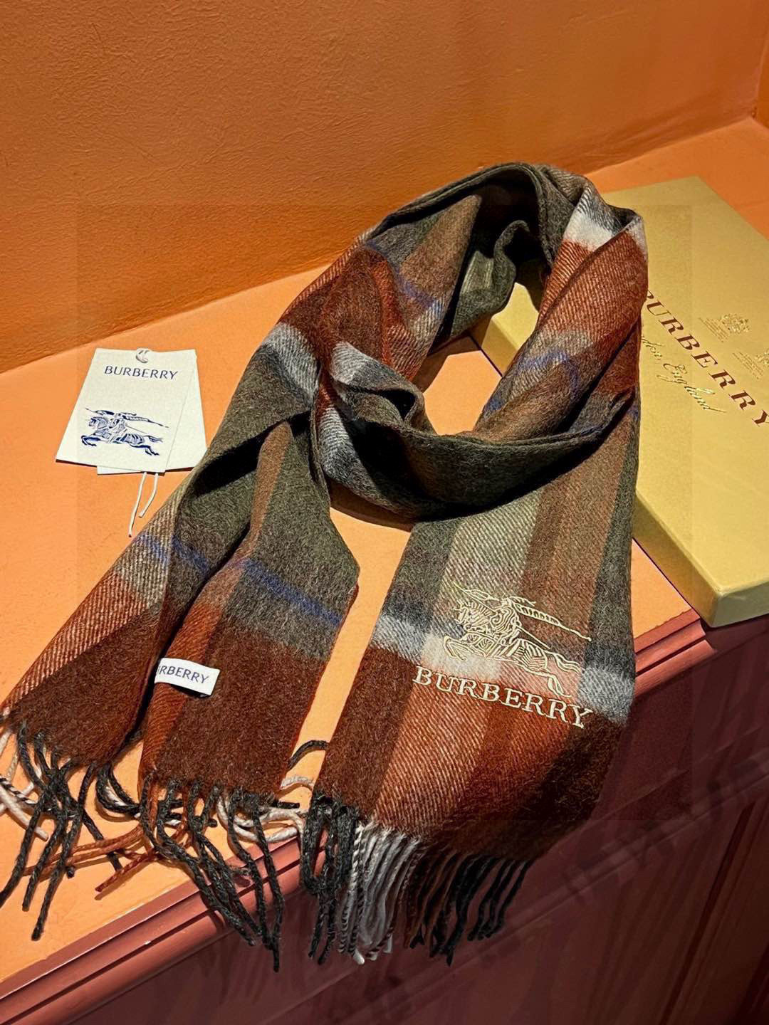 新款巴宝莉大方格子最新款💥 100%顶极羊羔绒材质🔥非常保暖👑 柔软亲肤，不扎脖😍经典巴宝莉格纹设计，加