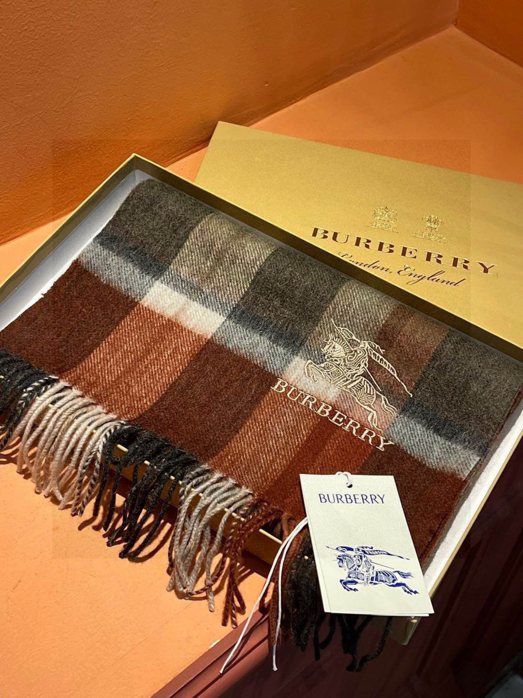 新款巴宝莉大方格子最新款💥 100%顶极羊羔绒材质🔥非常保暖👑 柔软亲肤，不扎脖😍经典巴宝莉格纹设计，加