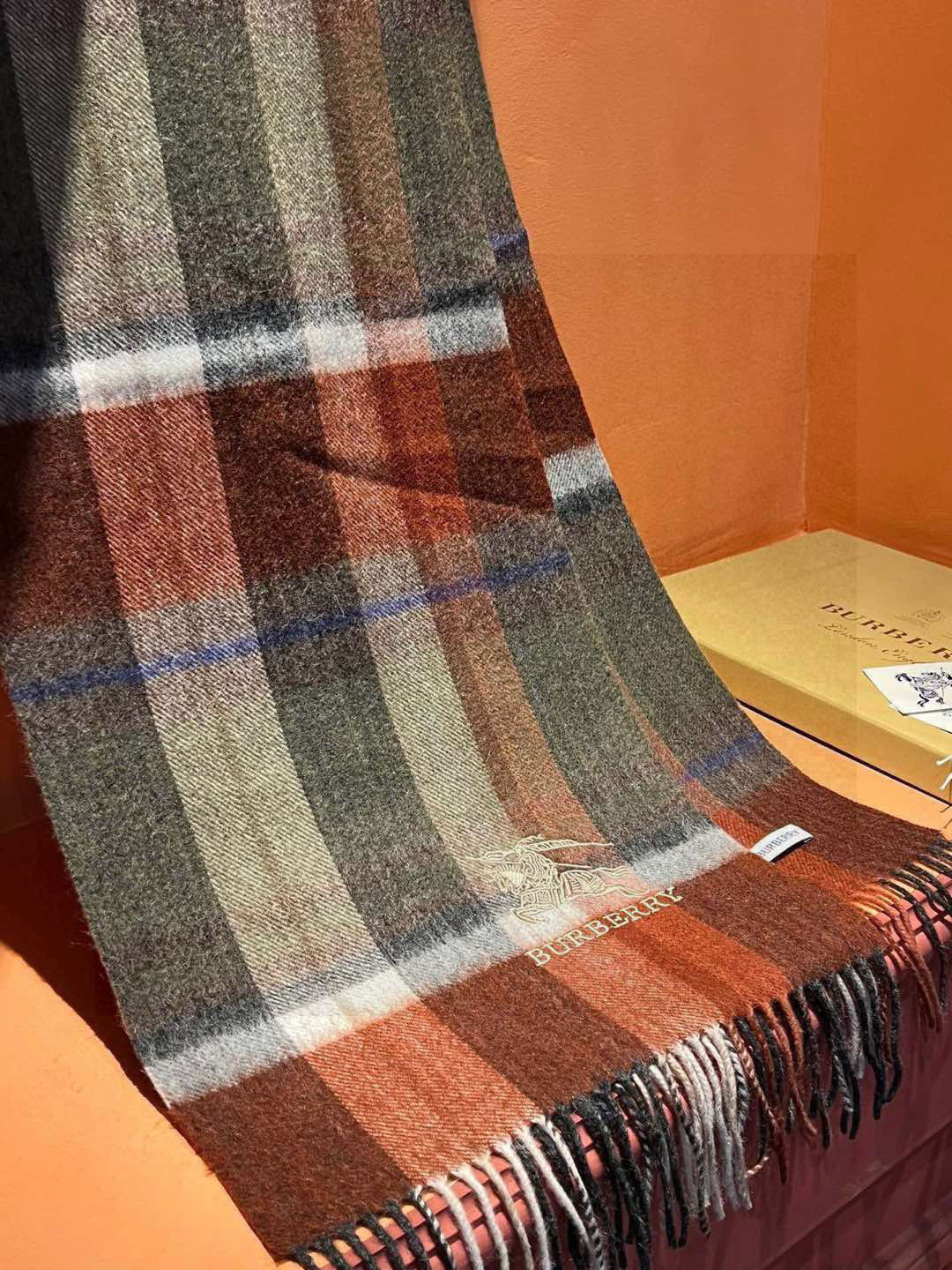 新款巴宝莉大方格子最新款💥 100%顶极羊羔绒材质🔥非常保暖👑 柔软亲肤，不扎脖😍经典巴宝莉格纹设计，加