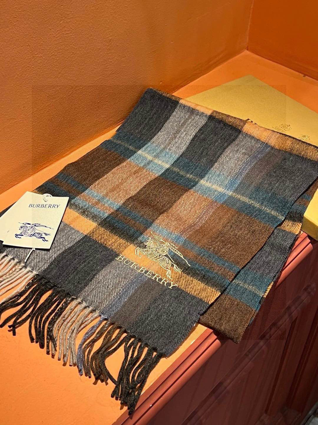 新款巴宝莉大方格子最新款💥 100%顶极羊羔绒材质🔥非常保暖👑 柔软亲肤，不扎脖😍经典巴宝莉格纹设计，加