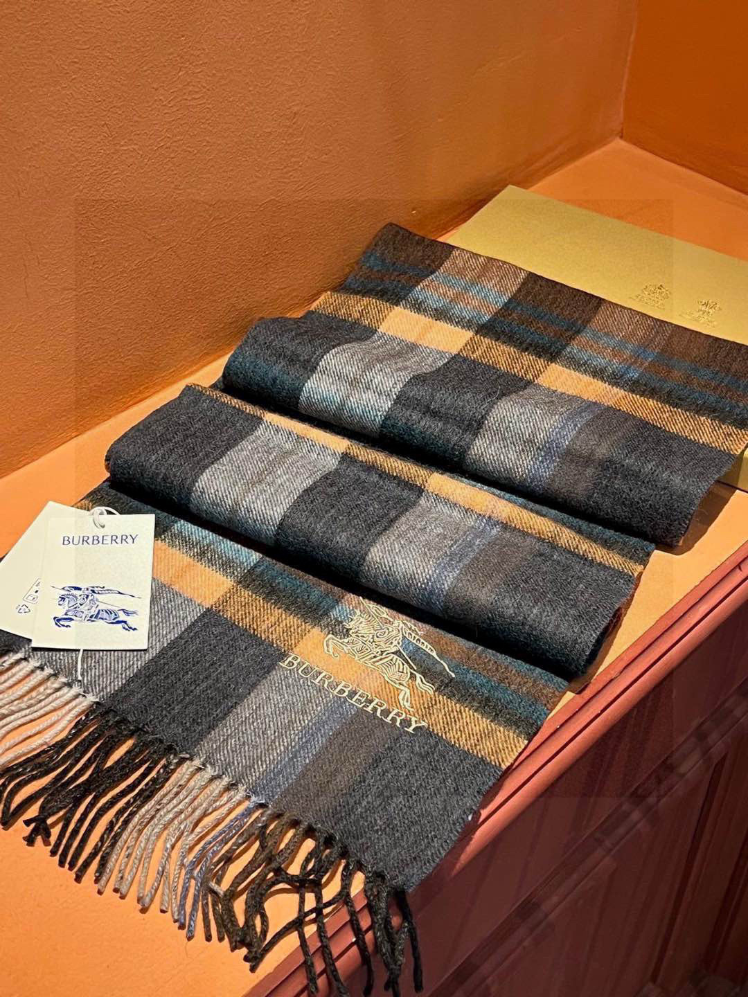 新款巴宝莉大方格子最新款💥 100%顶极羊羔绒材质🔥非常保暖👑 柔软亲肤，不扎脖😍经典巴宝莉格纹设计，加