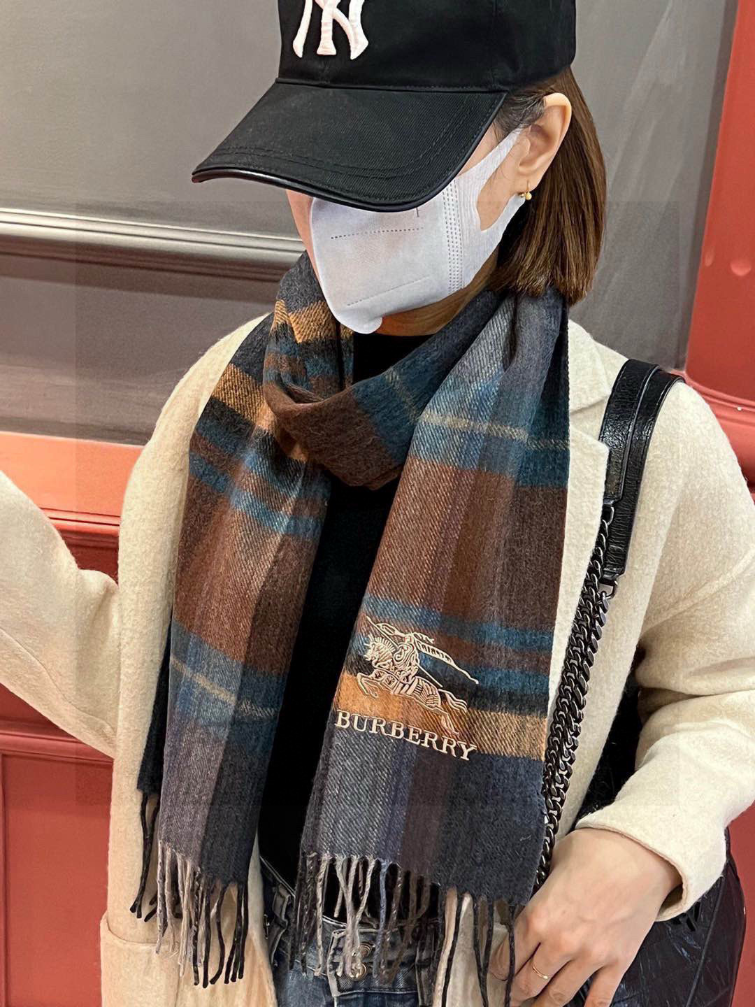 新款巴宝莉大方格子最新款💥 100%顶极羊羔绒材质🔥非常保暖👑 柔软亲肤，不扎脖😍经典巴宝莉格纹设计，加