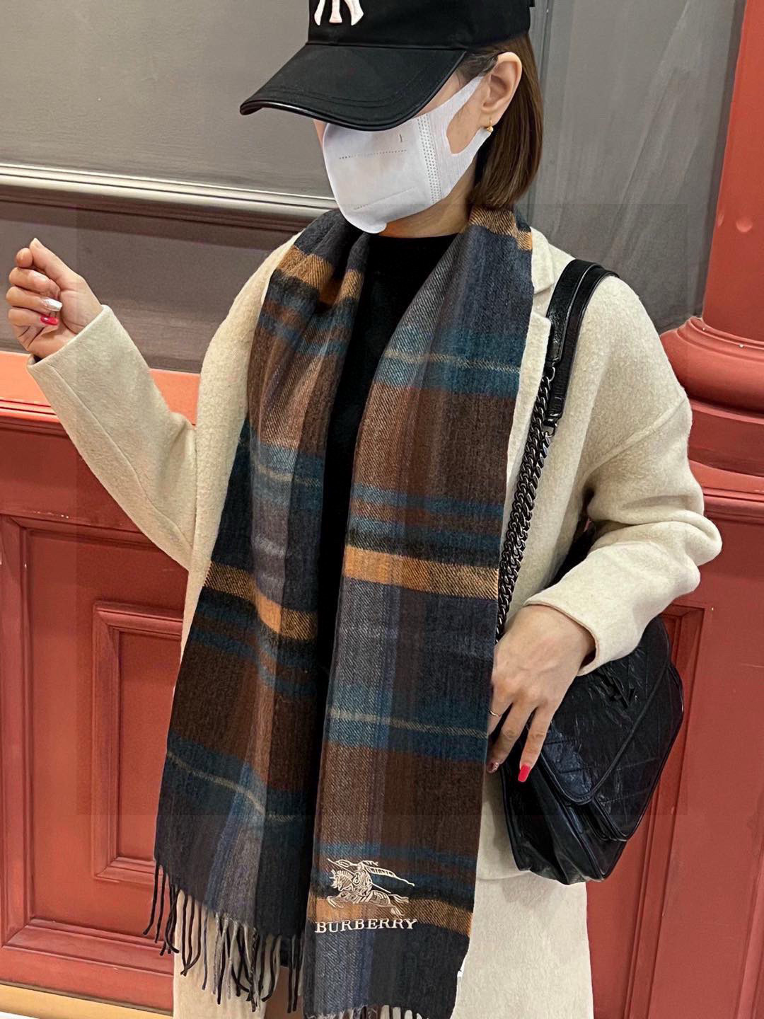 新款巴宝莉大方格子最新款💥 100%顶极羊羔绒材质🔥非常保暖👑 柔软亲肤，不扎脖😍经典巴宝莉格纹设计，加