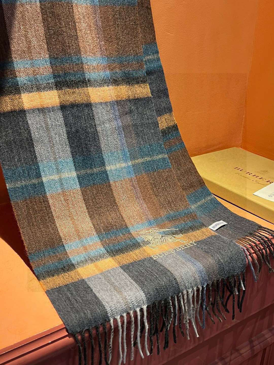 新款巴宝莉大方格子最新款💥 100%顶极羊羔绒材质🔥非常保暖👑 柔软亲肤，不扎脖😍经典巴宝莉格纹设计，加