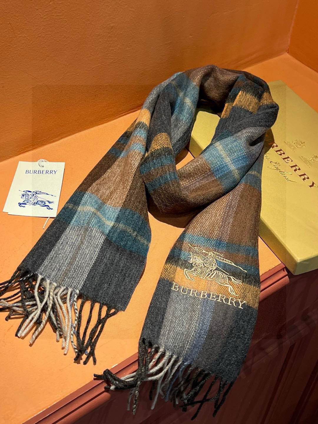 新款巴宝莉大方格子最新款💥 100%顶极羊羔绒材质🔥非常保暖👑 柔软亲肤，不扎脖😍经典巴宝莉格纹设计，加