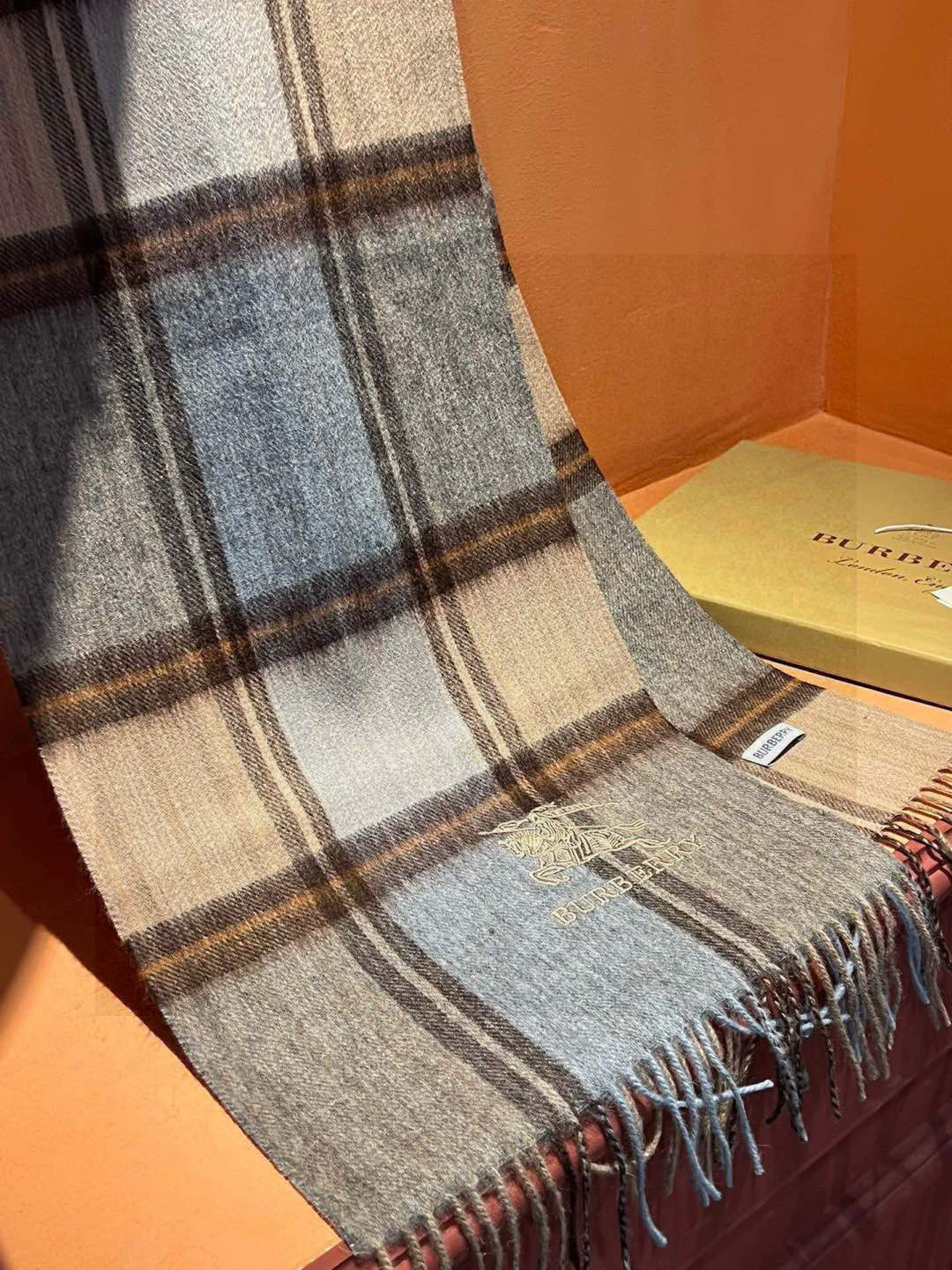 新款巴宝莉大方格子最新款💥 100%顶极羊羔绒材质🔥非常保暖👑 柔软亲肤，不扎脖😍经典巴宝莉格纹设计，加