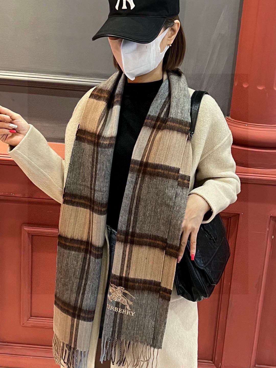 新款巴宝莉大方格子最新款💥 100%顶极羊羔绒材质🔥非常保暖👑 柔软亲肤，不扎脖😍经典巴宝莉格纹设计，加