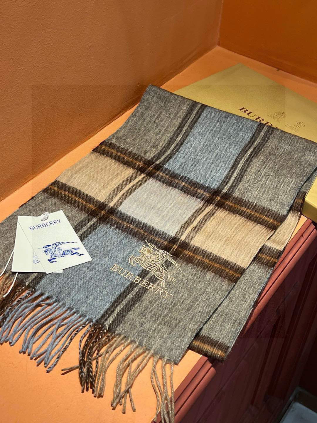 新款巴宝莉大方格子最新款💥 100%顶极羊羔绒材质🔥非常保暖👑 柔软亲肤，不扎脖😍经典巴宝莉格纹设计，加