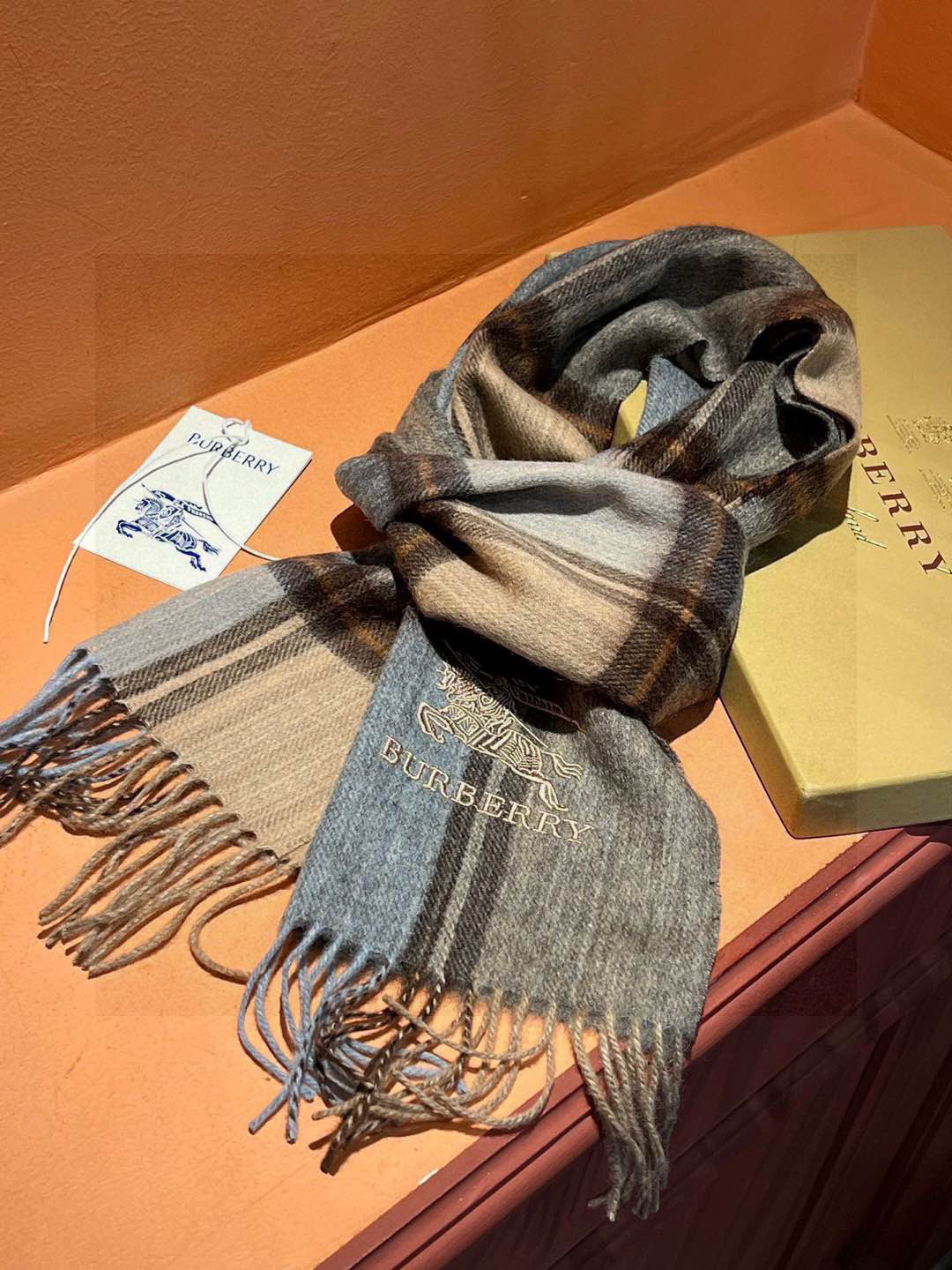 新款巴宝莉大方格子最新款💥 100%顶极羊羔绒材质🔥非常保暖👑 柔软亲肤，不扎脖😍经典巴宝莉格纹设计，加