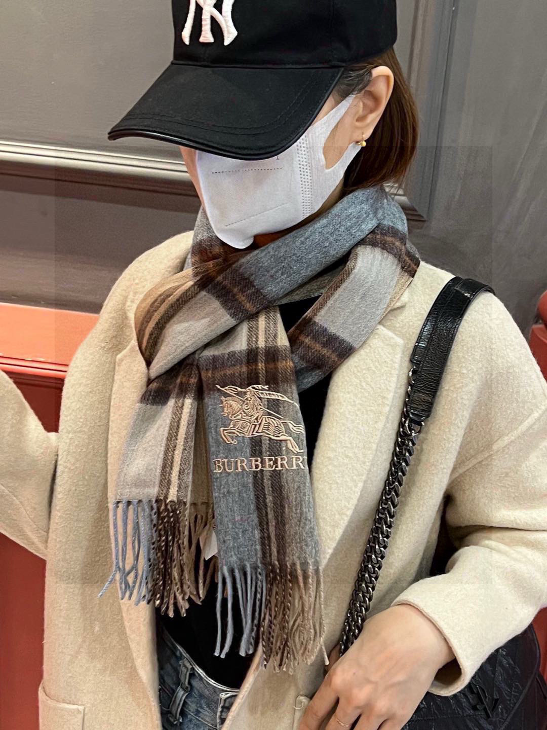 新款巴宝莉大方格子最新款💥 100%顶极羊羔绒材质🔥非常保暖👑 柔软亲肤，不扎脖😍经典巴宝莉格纹设计，加