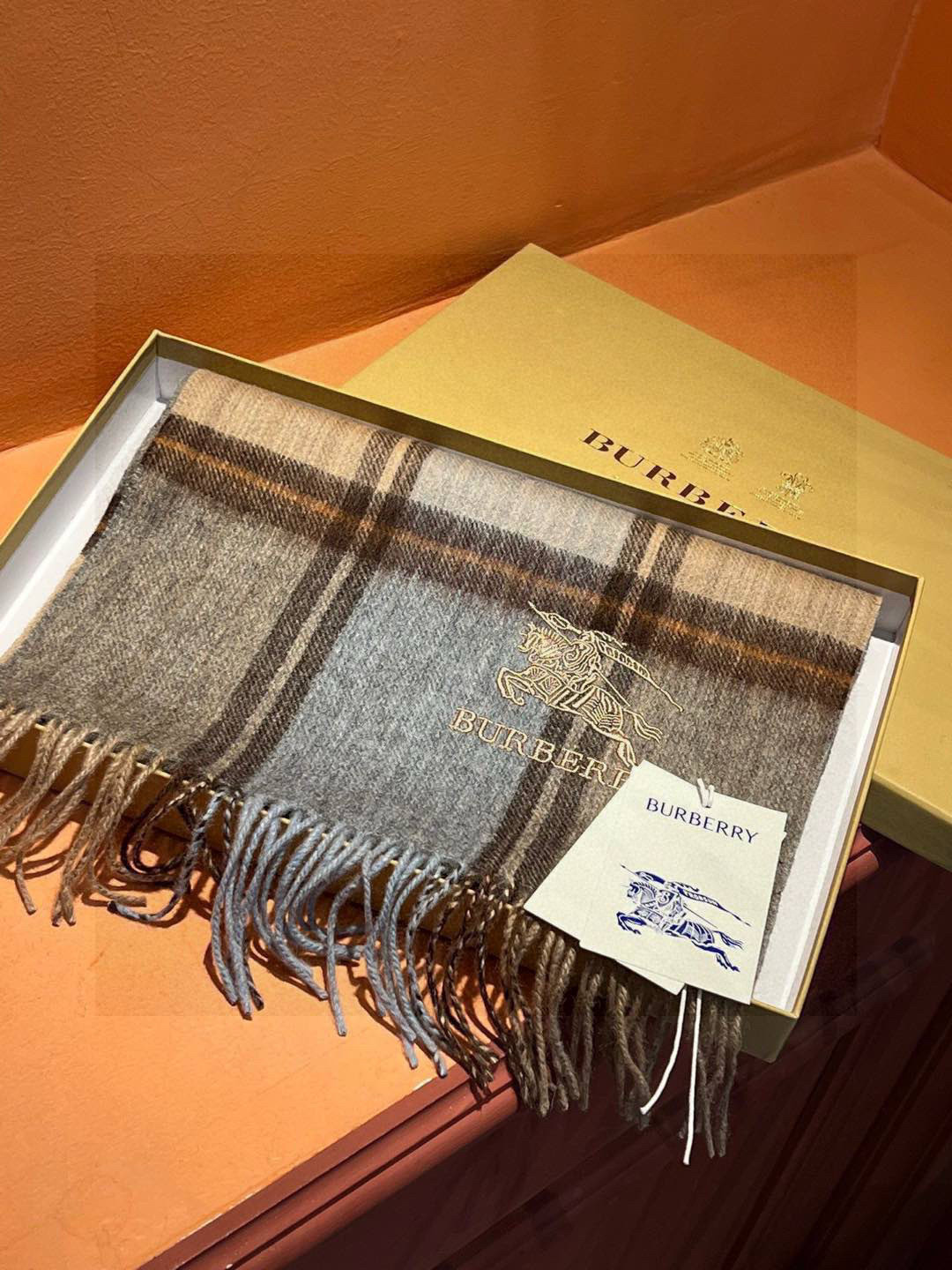 新款巴宝莉大方格子最新款💥 100%顶极羊羔绒材质🔥非常保暖👑 柔软亲肤，不扎脖😍经典巴宝莉格纹设计，加