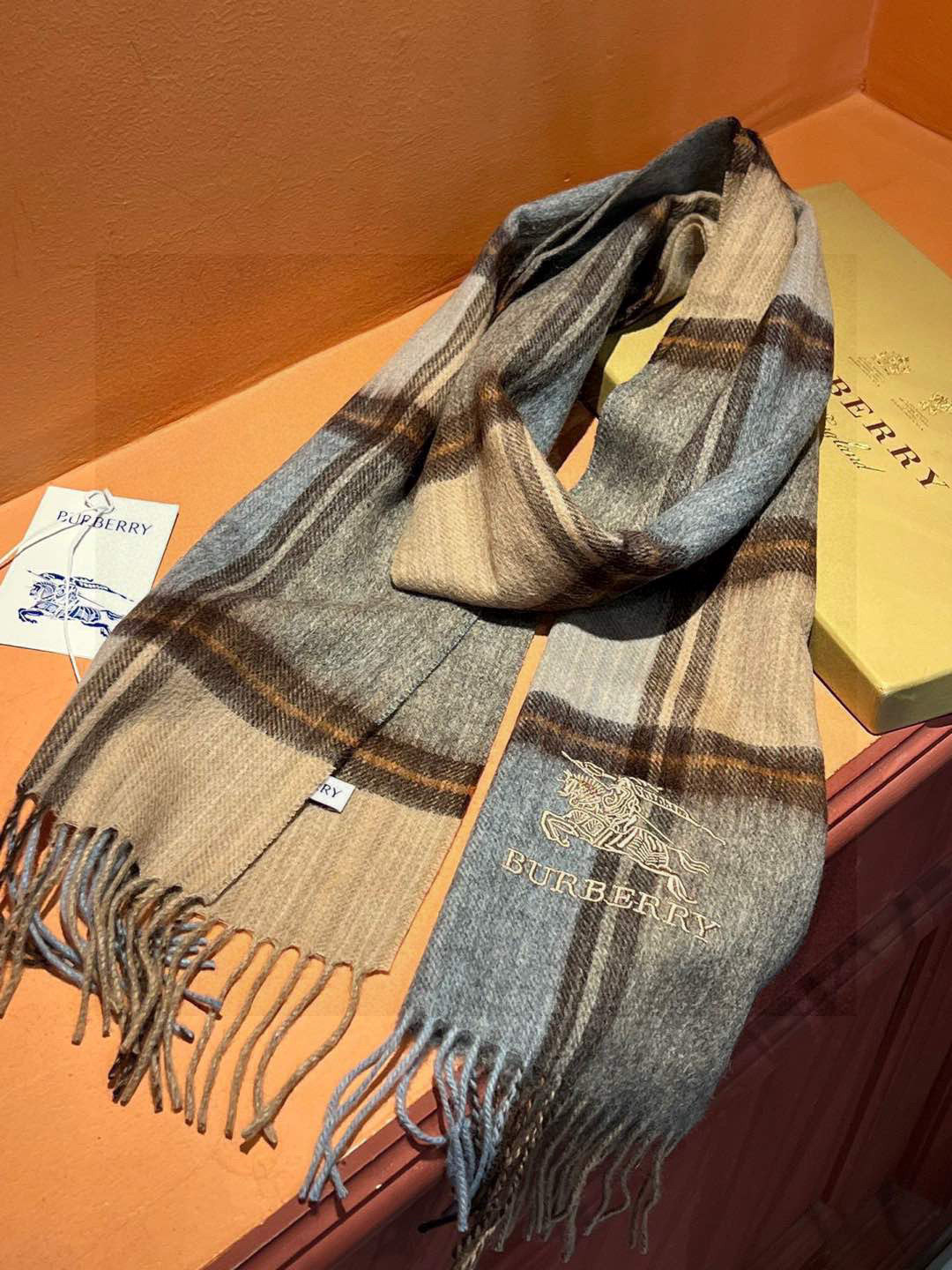 新款巴宝莉大方格子最新款💥 100%顶极羊羔绒材质🔥非常保暖👑 柔软亲肤，不扎脖😍经典巴宝莉格纹设计，加