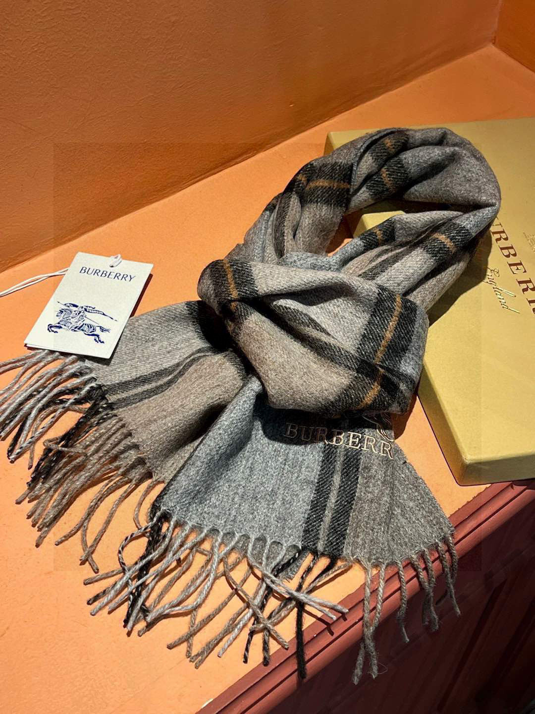 新款巴宝莉大方格子最新款💥 100%顶极羊羔绒材质🔥非常保暖👑 柔软亲肤，不扎脖😍经典巴宝莉格纹设计，加