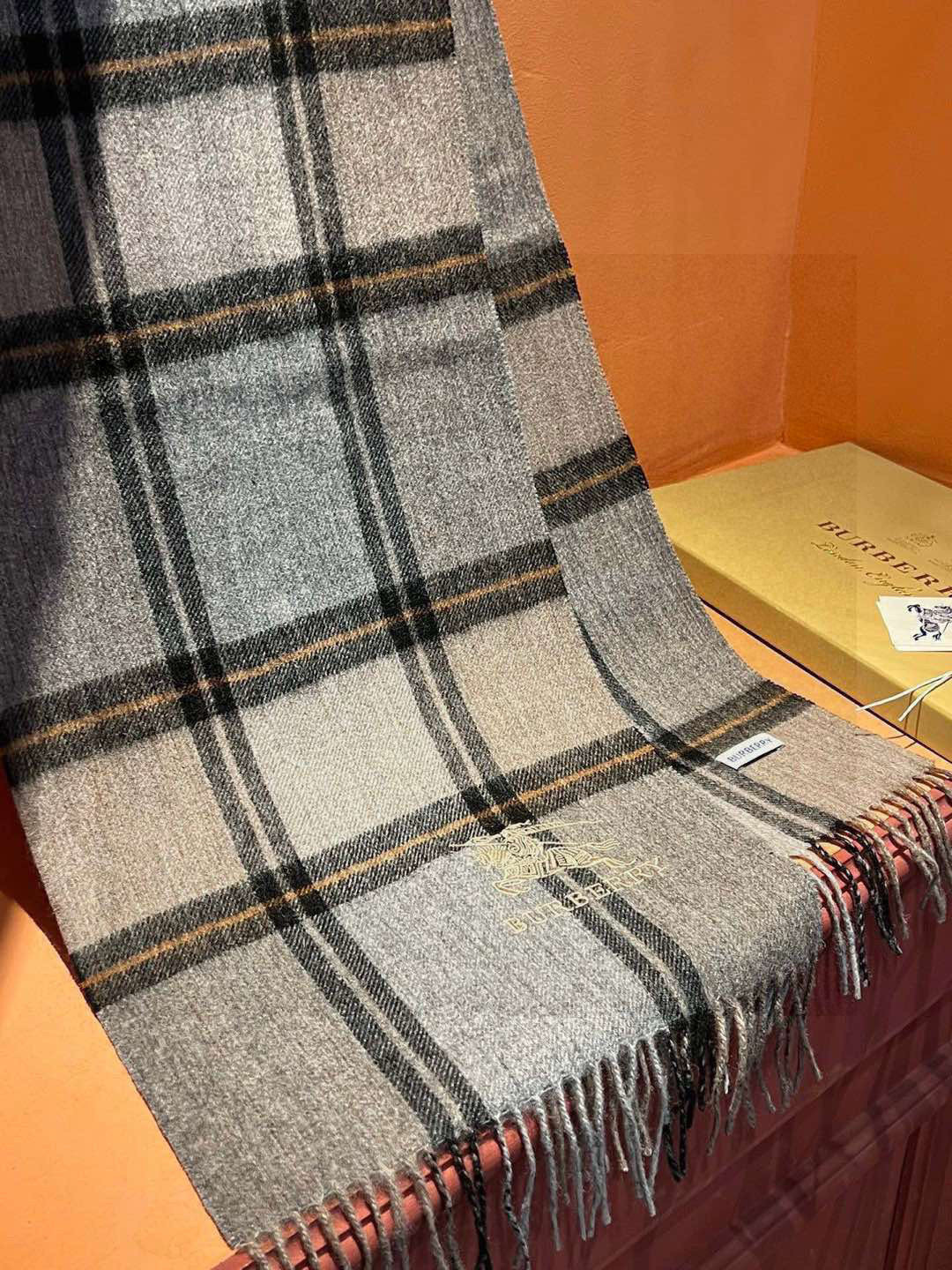 新款巴宝莉大方格子最新款💥 100%顶极羊羔绒材质🔥非常保暖👑 柔软亲肤，不扎脖😍经典巴宝莉格纹设计，加