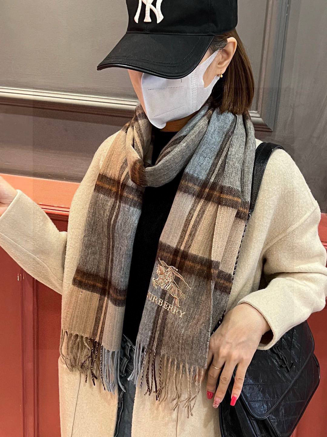 新款巴宝莉大方格子最新款💥 100%顶极羊羔绒材质🔥非常保暖👑 柔软亲肤，不扎脖😍经典巴宝莉格纹设计，加