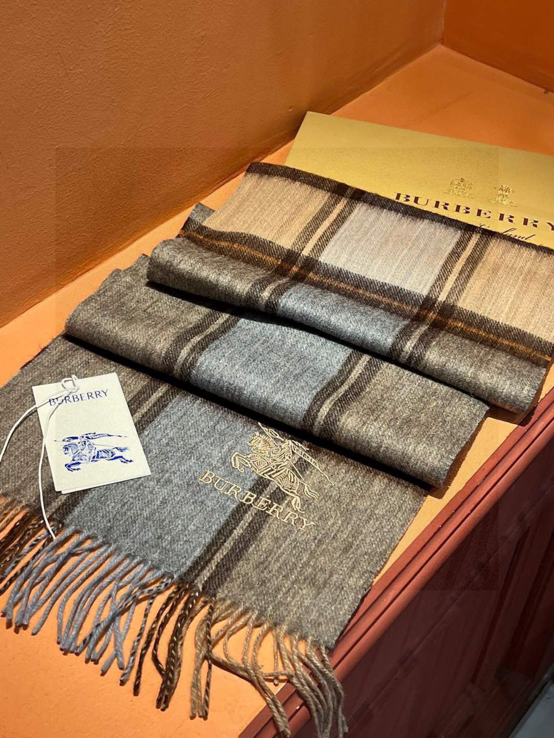 新款巴宝莉大方格子最新款💥 100%顶极羊羔绒材质🔥非常保暖👑 柔软亲肤，不扎脖😍经典巴宝莉格纹设计，加