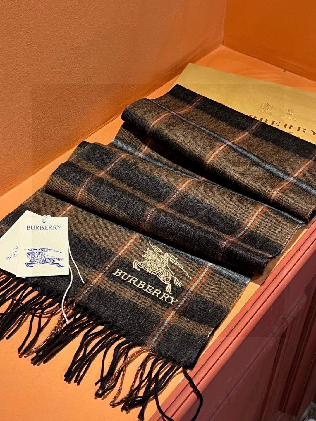 新款巴宝莉大方格子最新款💥 100%顶极羊羔绒材质🔥非常保暖👑 柔软亲肤，不扎脖😍经典巴宝莉格纹设计，加