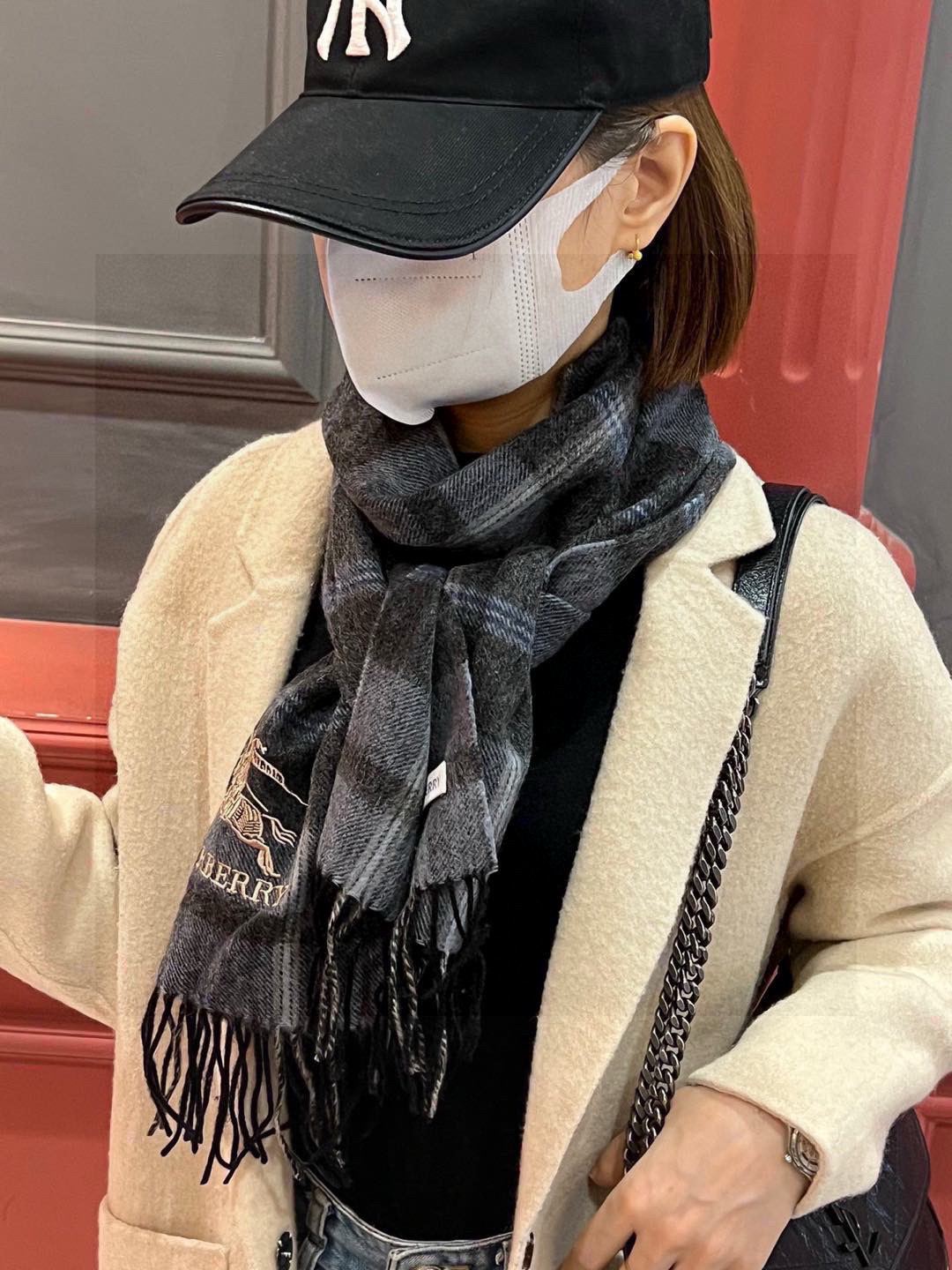 新款巴宝莉大方格子最新款💥 100%顶极羊羔绒材质🔥非常保暖👑 柔软亲肤，不扎脖😍经典巴宝莉格纹设计，加