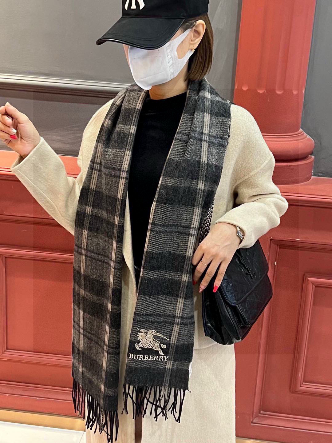 新款巴宝莉大方格子最新款💥 100%顶极羊羔绒材质🔥非常保暖👑 柔软亲肤，不扎脖😍经典巴宝莉格纹设计，加