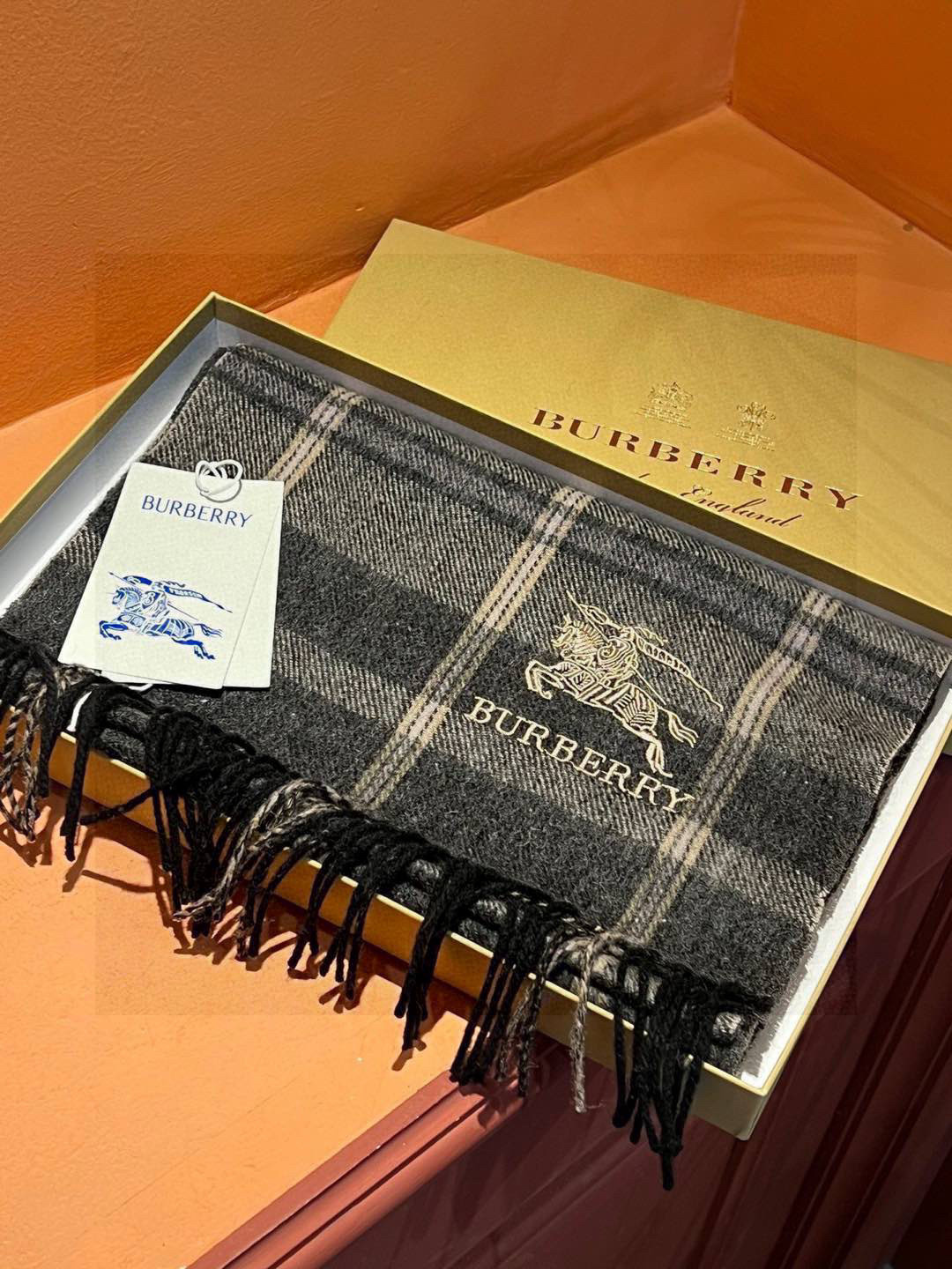 新款巴宝莉大方格子最新款💥 100%顶极羊羔绒材质🔥非常保暖👑 柔软亲肤，不扎脖😍经典巴宝莉格纹设计，加