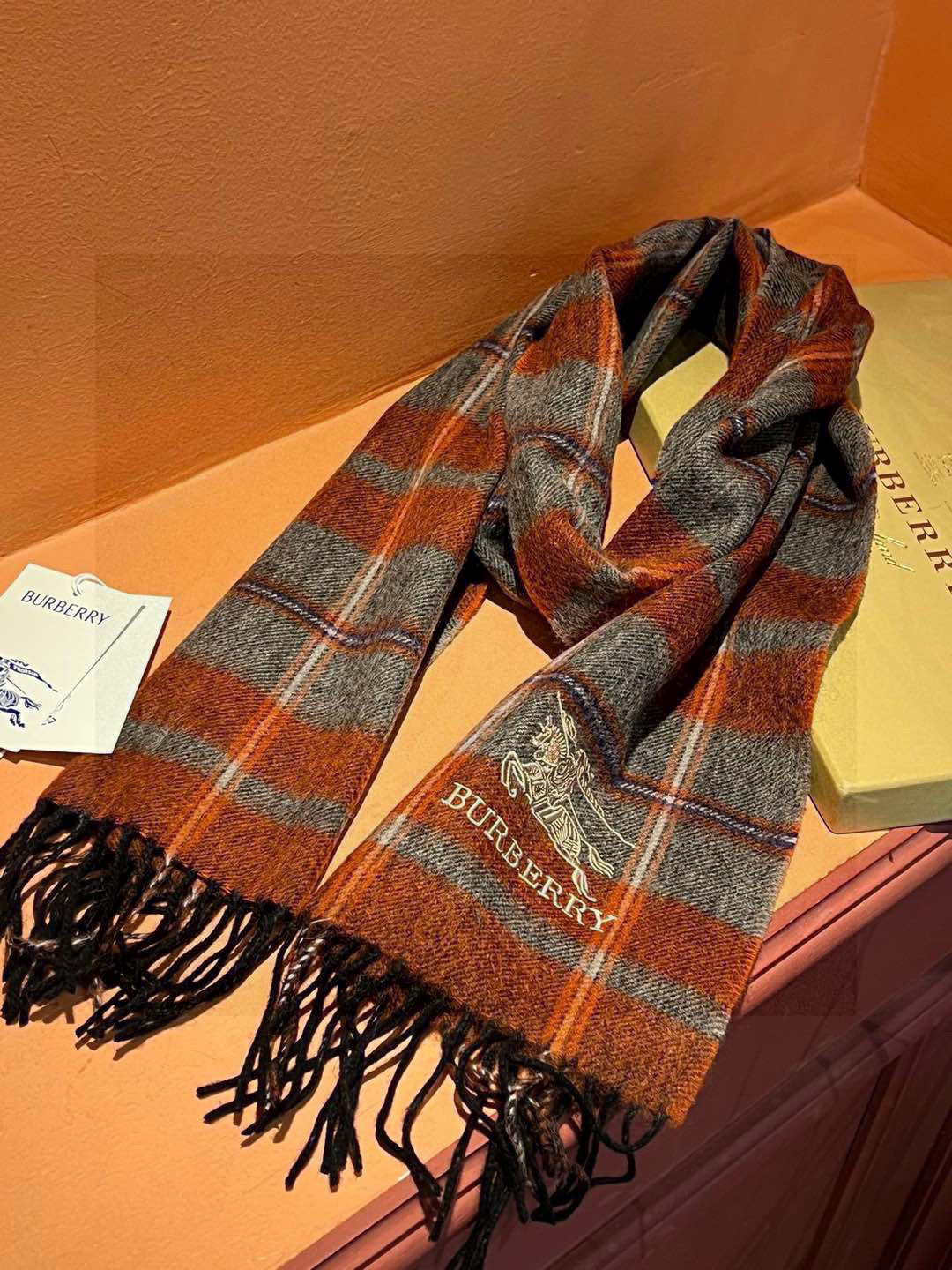 新款巴宝莉大方格子最新款💥 100%顶极羊羔绒材质🔥非常保暖👑 柔软亲肤，不扎脖😍经典巴宝莉格纹设计，加