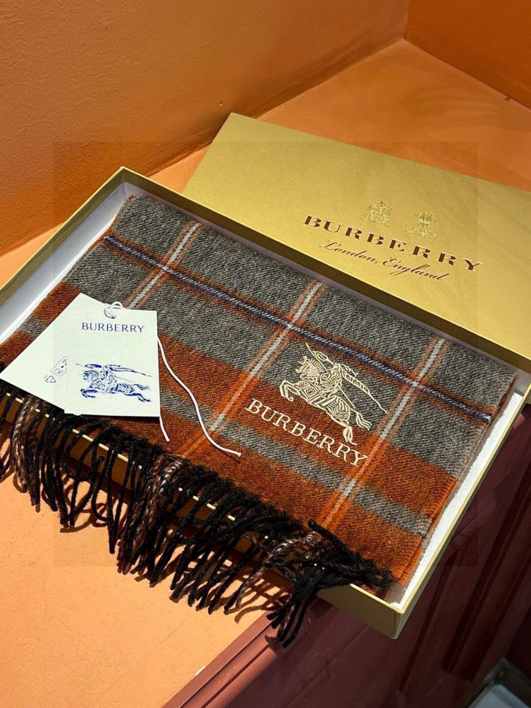 新款巴宝莉大方格子最新款💥 100%顶极羊羔绒材质🔥非常保暖👑 柔软亲肤，不扎脖😍经典巴宝莉格纹设计，加