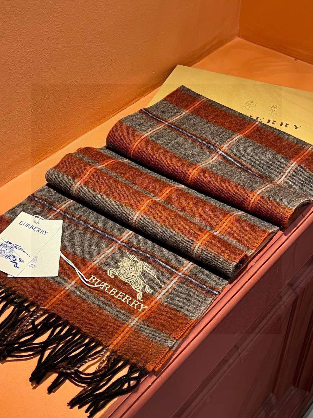 新款巴宝莉大方格子最新款💥 100%顶极羊羔绒材质🔥非常保暖👑 柔软亲肤，不扎脖😍经典巴宝莉格纹设计，加