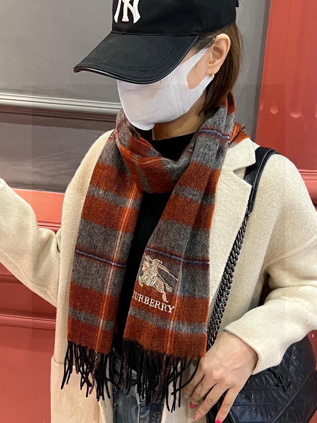 新款巴宝莉大方格子最新款💥 100%顶极羊羔绒材质🔥非常保暖👑 柔软亲肤，不扎脖😍经典巴宝莉格纹设计，加