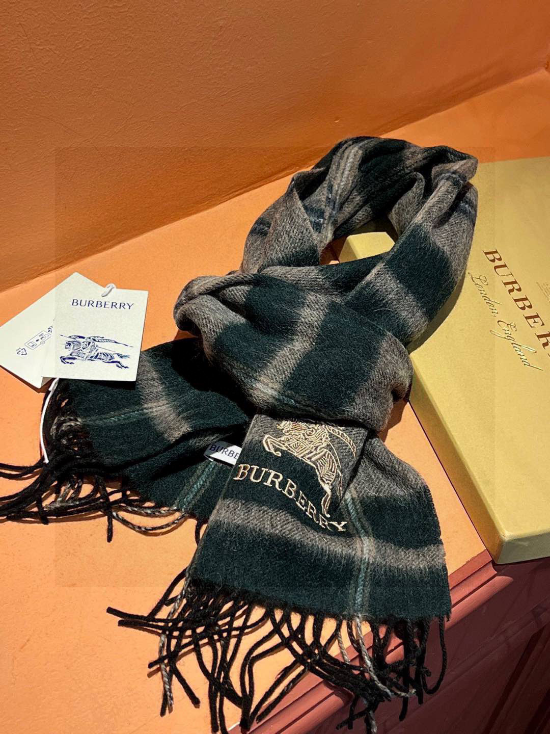 新款巴宝莉大方格子最新款💥 100%顶极羊羔绒材质🔥非常保暖👑 柔软亲肤，不扎脖😍经典巴宝莉格纹设计，加