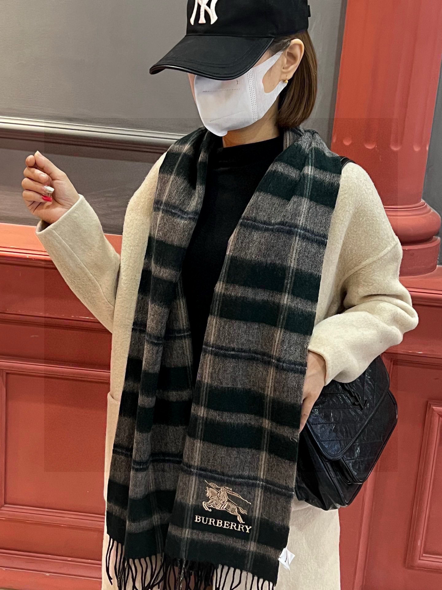 新款巴宝莉大方格子最新款💥 100%顶极羊羔绒材质🔥非常保暖👑 柔软亲肤，不扎脖😍经典巴宝莉格纹设计，加