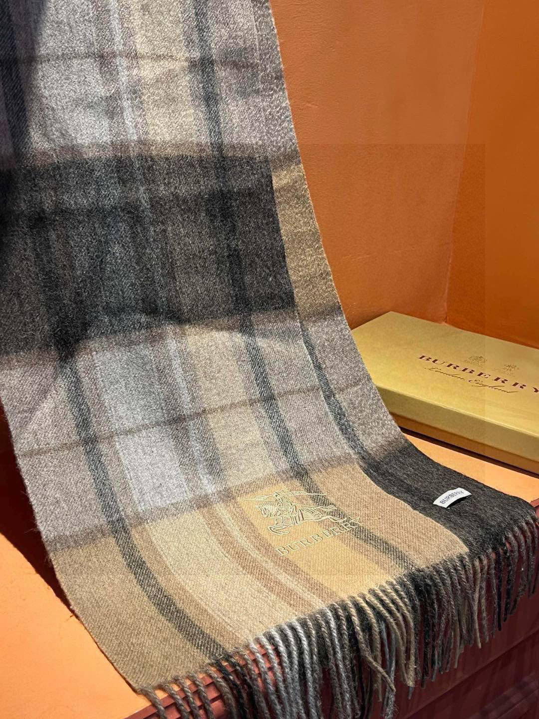 新款巴宝莉大方格子最新款💥 100%顶极羊羔绒材质🔥非常保暖👑 柔软亲肤，不扎脖😍经典巴宝莉格纹设计，加