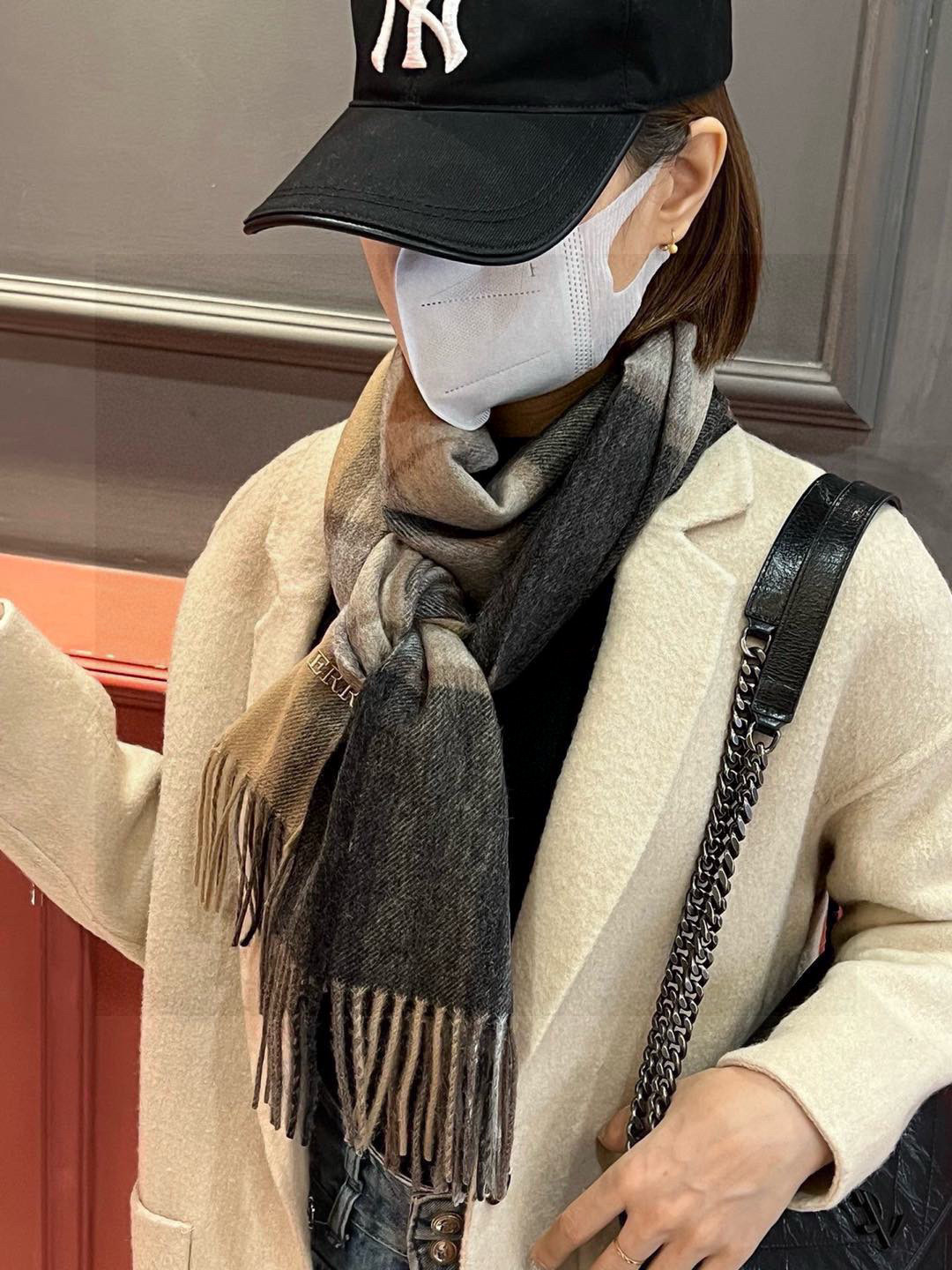 新款巴宝莉大方格子最新款💥 100%顶极羊羔绒材质🔥非常保暖👑 柔软亲肤，不扎脖😍经典巴宝莉格纹设计，加