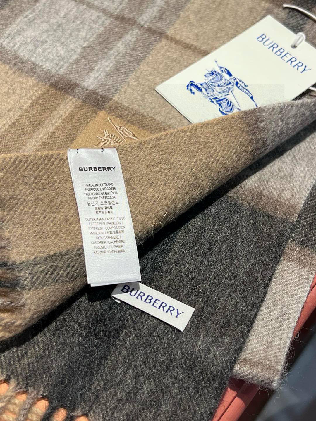 新款巴宝莉大方格子最新款💥 100%顶极羊羔绒材质🔥非常保暖👑 柔软亲肤，不扎脖😍经典巴宝莉格纹设计，加