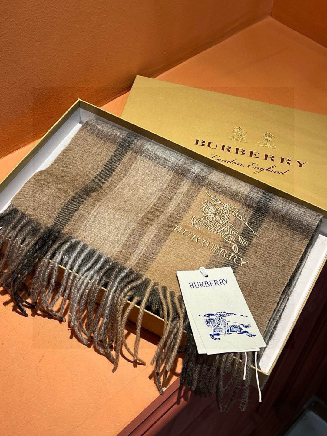 新款巴宝莉大方格子最新款💥 100%顶极羊羔绒材质🔥非常保暖👑 柔软亲肤，不扎脖😍经典巴宝莉格纹设计，加