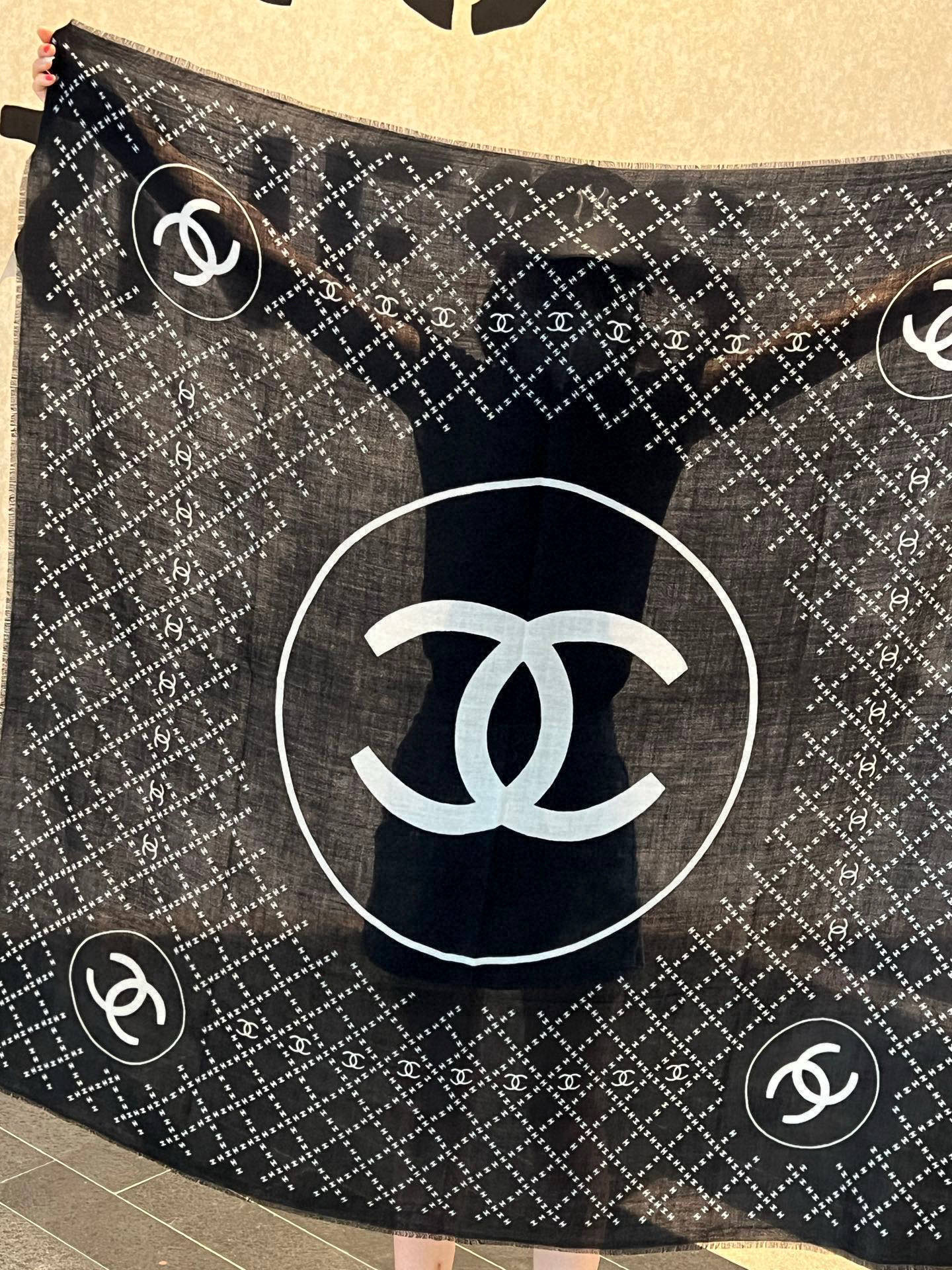 新款💖💖💃🏻💃🏻小香【双C标志网格方巾140】须边羊绒方巾‼️抢‼️VIP推荐 ‼️👍下手一定要快【高端