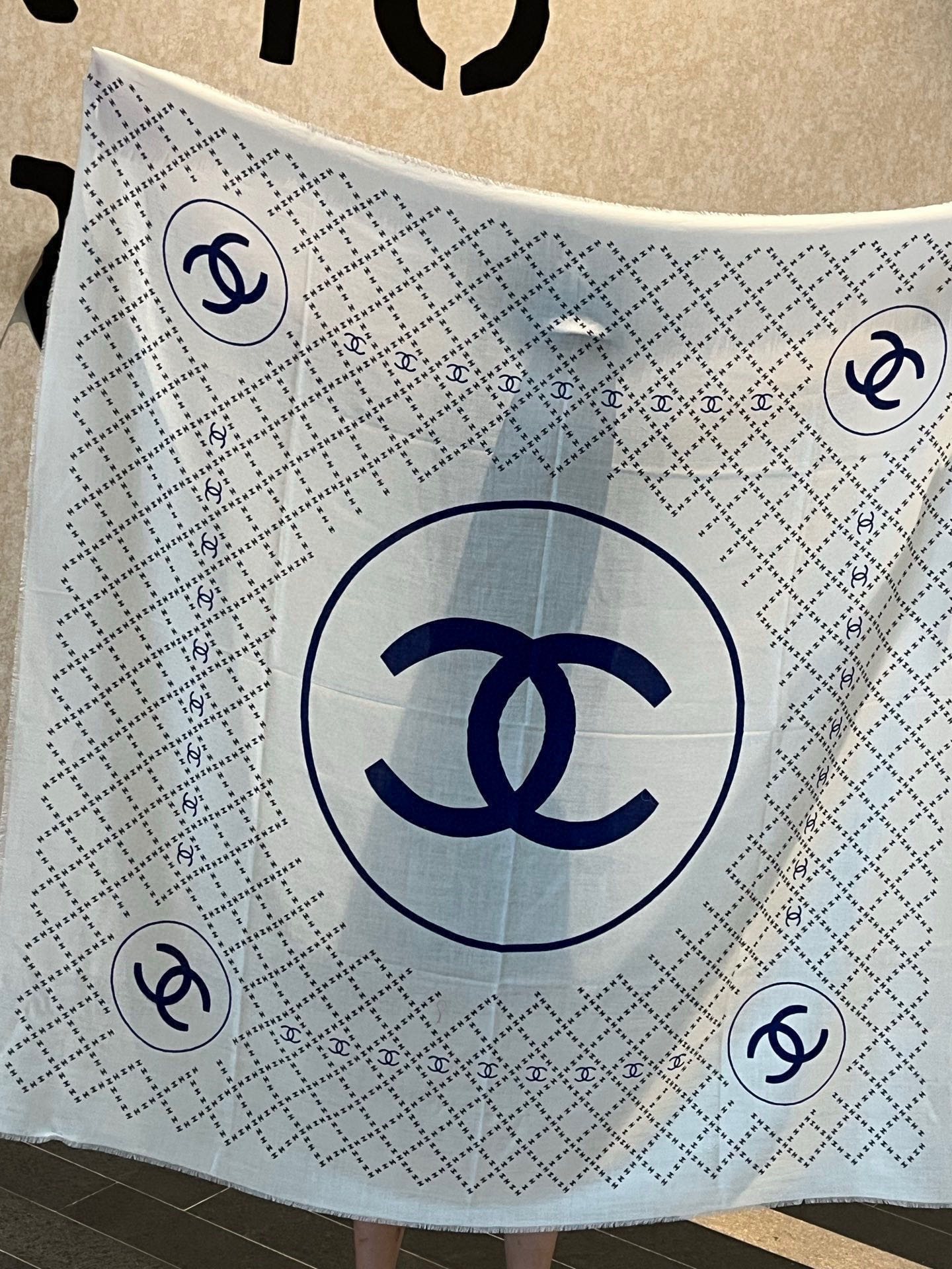 新款💖💖💃🏻💃🏻小香【双C标志网格方巾140】须边羊绒方巾‼️抢‼️VIP推荐 ‼️👍下手一定要快【高端