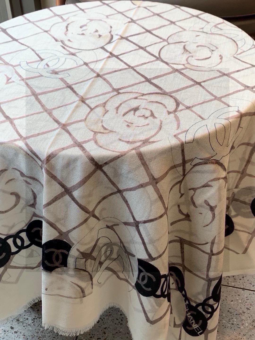 香家最最经典的山茶花系列，经典到每个女人的衣柜都要收纳的一条 满足你的日常所需，舒适的触感，让你舍不得脱