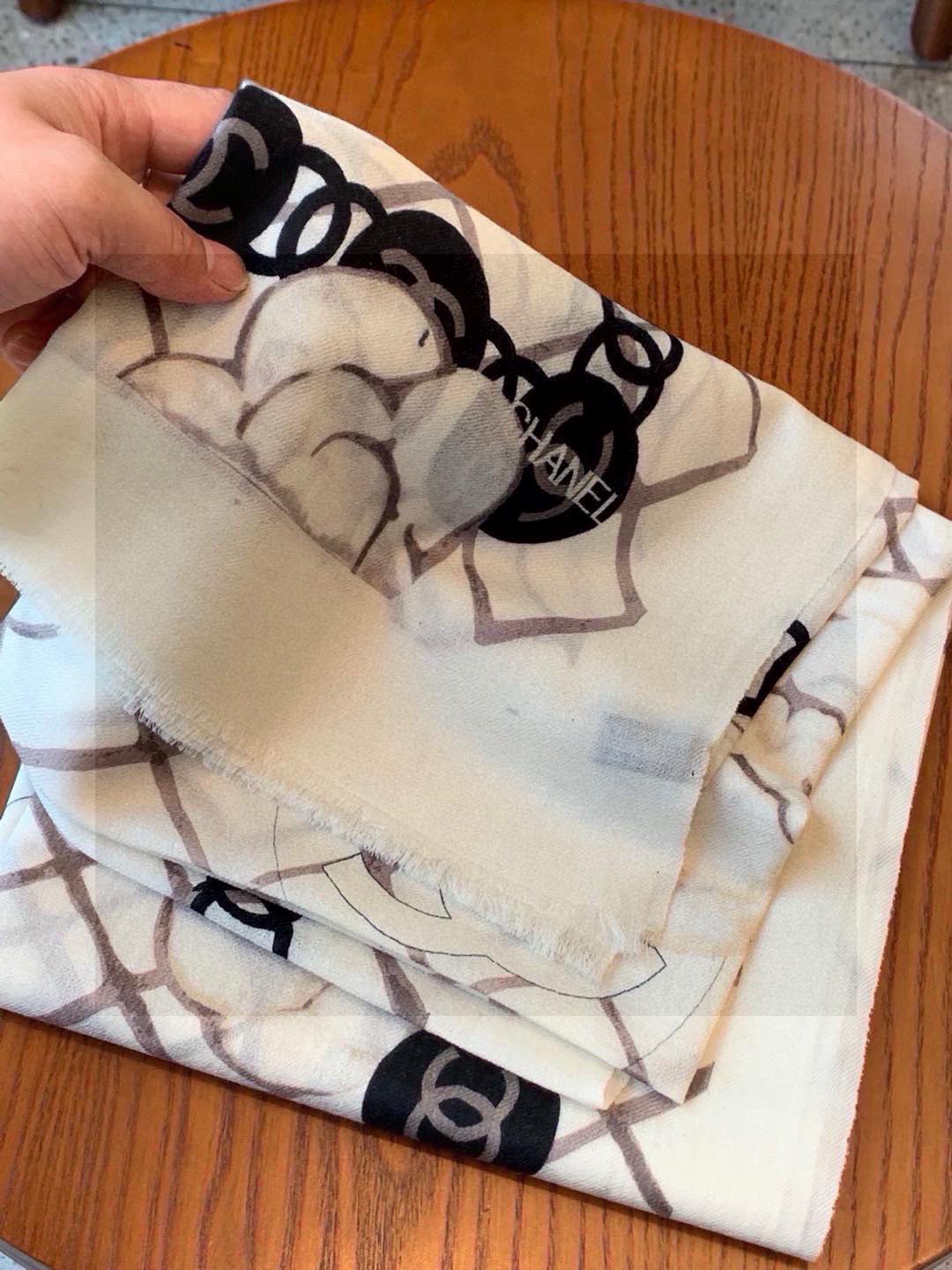 香家最最经典的山茶花系列，经典到每个女人的衣柜都要收纳的一条 满足你的日常所需，舒适的触感，让你舍不得脱